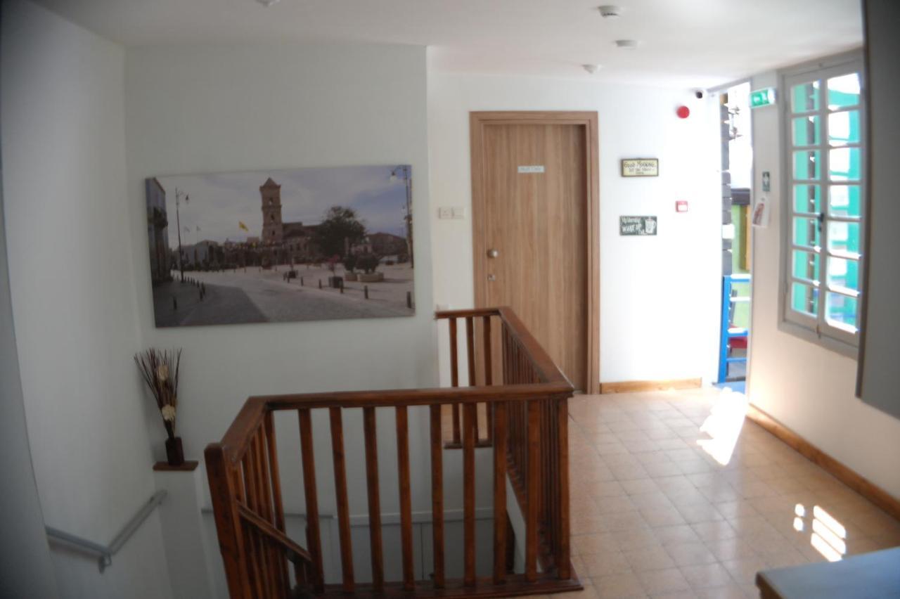 Harrys Inn Guesthouse Larnaka Exterior foto